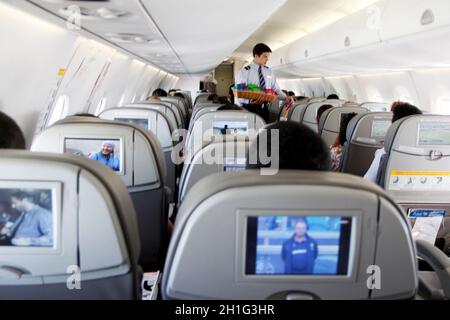 salvador, bahia / brasilien - 30. juli 2013: Passagierkabine eines Embraer 195-Flugzeugs von Azul Linhas Aereas. *** Ortsüberschrift *** . Stockfoto