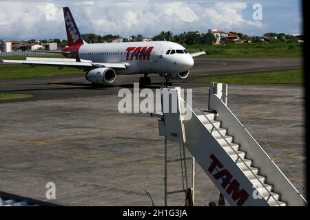 salvador, bahia / brasilien - ilheus, bahia / brasilien - 29. februar 2012: Die Fluglinien A-319 von Tam Linhas Aereas sind im Innenhof von Jorge Amado ai zu sehen Stockfoto