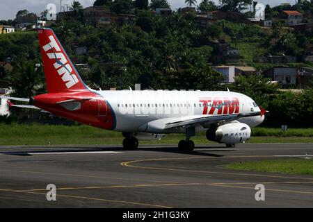 salvador, bahia / brasilien - ilheus, bahia / brasilien - 29. februar 2012: Die Fluglinien A-319 von Tam Linhas Aereas sind im Innenhof von Jorge Amado ai zu sehen Stockfoto