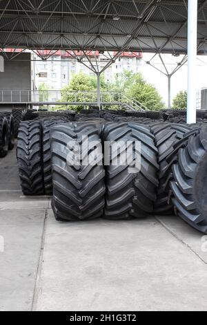 Die großen Traktoren Reifen auf abstrakter Straße. Landwirtschaft Konzept Stockfoto
