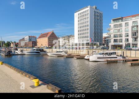 Danzig, Polen - 14. Juni 2020: Blick auf den Hafen von Danzig auf dem Fluss New Motlawa auf der Granary Island bei schönem Wetter Stockfoto