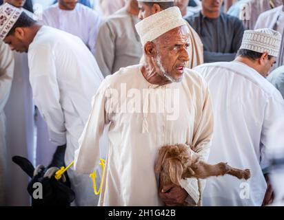 Nizwa, Oman, 2. Dezember 2016: Ziegenverkäufer auf dem Freitagsziegenmarkt in Nizwa, Oman Stockfoto