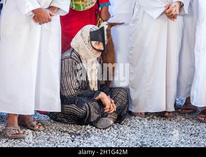 Nizwa, Oman, 2. Dezember 2016: Eine Frau in traditionellem Outfit auf dem Ziegenmarkt am Freitag in Nizwa, Oman Stockfoto