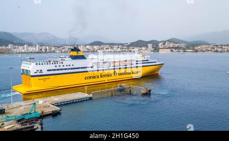 Die leuchtend gelbe Fähre Korsika/Sardinien verlässt den Hafen im Mittelmeer. Keine Personen. Stockfoto