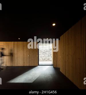 Zentraler Raum mit eingehendem Tageslicht. Pavilion House, Guimarães, Portugal. Architekt: Diogo Aguiar Studio, 2019. Stockfoto