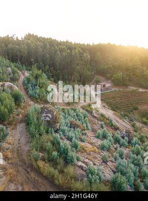 Arial Ansicht des Hauses in der Landschaft. Pavilion House, Guimarães, Portugal. Architekt: Diogo Aguiar Studio, 2019. Stockfoto