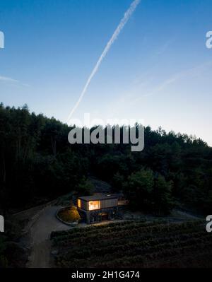 Luftaufnahme des Hauses in der Landschaft bei Nacht. Pavilion House, Guimarães, Portugal. Architekt: Diogo Aguiar Studio, 2019. Stockfoto