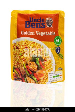 SWINDON, UK - 22. JUNI 2020: Onkel Bens Golden Vegetable Reispackung auf weißem Hintergrund. Stockfoto