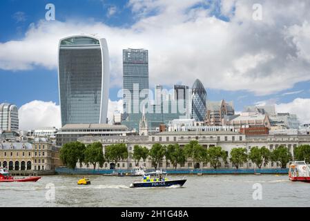 Polizeiboot auf der themse mit londoner Wolkenkratzern im Hintergrund Stockfoto