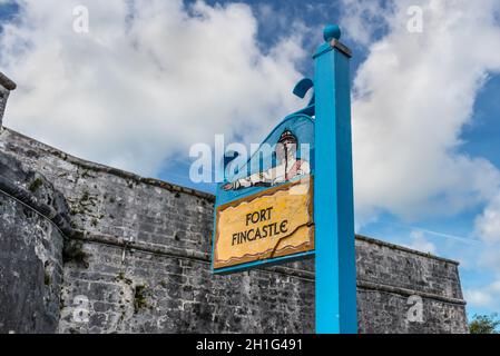 Nassau, Bahamas - 3. Mai 2019: Das Fort Fincastle Schild auf Bennett's Hill, wo es das historische Nassau, die Hauptstadt der Bahamas überblickt. Stockfoto