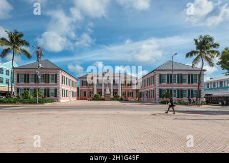 Nassau, Bahamas - 3. Mai 2019: Der Parliament Square ist eine Gruppe von Regierungsgebäuden mit einer jungen Queen Victoria Statue, die 1815 erbaut wurde. Stockfoto