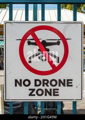 Kein Drone Zone Schild Kreuz Rot Weiß Metall echten Freien touristische Ort Eintrag Warnung Stockfoto