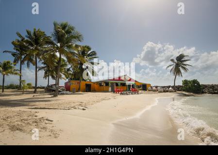 Le Gosier, Guadeloupe - Dezember 20, 2016: Blick auf Verleih Gebäude in einem wunderschönen sonnigen Tag im schönen erholsamen Strand in der Nähe von Le Gosier, Guadeloupe, Stockfoto
