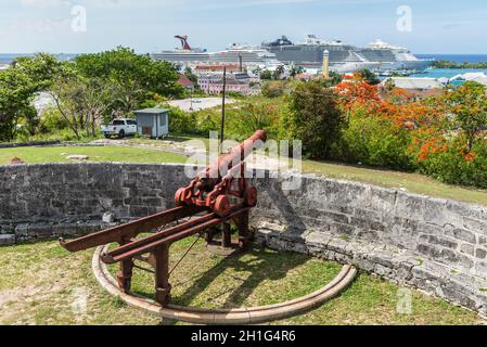 Nassau, Bahamas - 3. Mai 2019: Fort Fincastle auf Bennett's Hill, wo es Blick auf Historisches Nassau, Hauptstadt von Bahama und es ist Hafen, wo Kreuzfahrt s Stockfoto