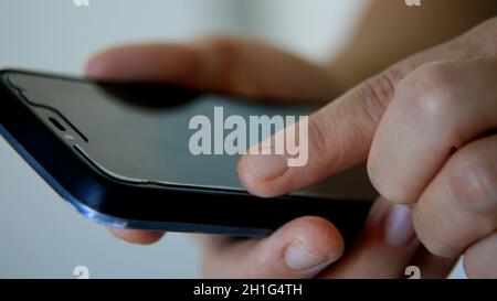 salvador, bahia / brasilien - 22. juni 2020: Person wird mit dem Smartphone in der Stadt Salvador gesehen. *** Ortsüberschrift *** Stockfoto