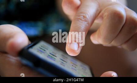 salvador, bahia / brasilien - 22. juni 2020: Person wird mit dem Smartphone in der Stadt Salvador gesehen. *** Ortsüberschrift *** Stockfoto