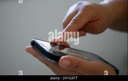 salvador, bahia / brasilien - 22. juni 2020: Person wird mit dem Smartphone in der Stadt Salvador gesehen. *** Ortsüberschrift *** Stockfoto