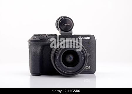 WETZLAR, Deutschland 2020 04 11: CANON EOS M6 Mark II auf weißem Hintergrund. Canon ist ein japanisches multinationales Unternehmen, das sich auf die Herstellung von Stockfoto