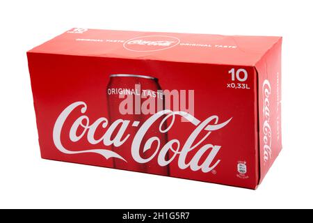 Huettenberg, DEUTSCHLAND - 03. FEBRUAR 2020: Box mit 10 COCA-COLA-Dosen isoliert auf weißem Hintergrund. Coca-Cola und das Design der Konturflasche sind tradem Stockfoto