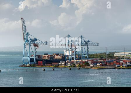 Pointe-à-Pitre, Guadeloupe - Dezember 20, 2016: Krane auf der Kaimauer im Hafen und auf dem Schiff in den Hafen von Pointe-à-Pitre, Guadeloupe, einer im Ausland Stockfoto