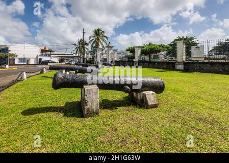 Fort-de-France, Martinique - Dezember 19, 2016: alte Kanone auf dem Display vor dem Fort Saint Louis in Fort-de-France, Karibik Frankreich der Mittelübertragungen Stockfoto