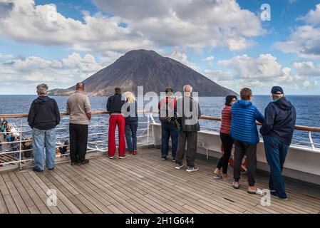 Stromboli, Italien - 10. November 2019: Passagiere an Bord des Kreuzfahrtschiffes, die wunderschöne Meereslandschaft mit der Insel Stromboli im Tyrrhenischen Meer, o Stockfoto