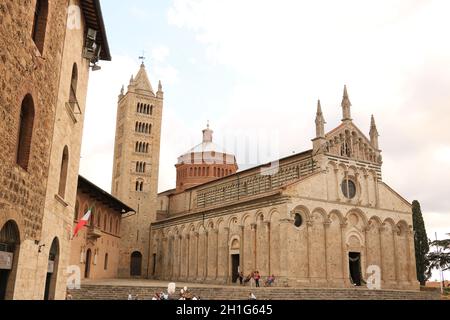 Massa Marittima, Maremma, Toskana, Italien. Ungefähr im september 2019. Die Kathedrale von San Cerbone und der Glockenturm von Massa Marittima. Die Kirche befindet sich in Stockfoto