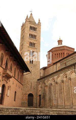 Massa Marittima, Maremma, Toskana, Italien. Ungefähr im september 2019. Die Kathedrale von San Cerbone und der Glockenturm von Massa Marittima. Die Kirche befindet sich in Stockfoto