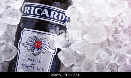 POZNAN, POL - 10. JUN 2020: Flasche Ricard, ein Pastis, ein Aperitif mit Anis- und Lakritzgeschmack, der 1932 von Paul Ricard kreiert wurde Stockfoto