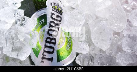 POSEN, POL - 10. JUN 2020: Flasche Tuborg Bier, hergestellt von einem dänischen Brauunternehmen, das 1873 in der Nähe von Kopenhagen gegründet wurde Stockfoto