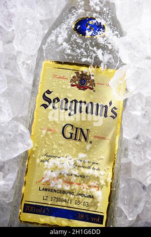 POZNAN, POL - 28. MAI 2020: Flasche Seagrammes Gin, der meistverkaufte Gin Amerikas, produziert seit 1939. Stockfoto