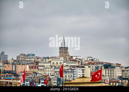 istanbul türkei. Galata Turm an regnerischen Tagen und bewölktem Wetter. Viele türkische Flaggen und großer wolkig Himmel. Stockfoto