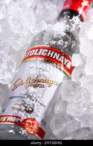 POSEN, POL - 28. MAI 2020: Flasche Stolichnaja, beliebte Marke des russischen Wodkas aus Weizen und Roggen Getreide Stockfoto