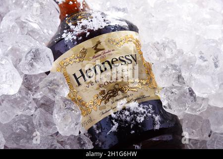 POZNAN, POL - 28. MAI 2020: Flasche Hennessy, eine Marke des berühmten Cognacs aus Cognac, Frankreich Stockfoto