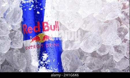 POSEN, POL - 10. JUN 2020: Dose Red Bull, ein Energy Drink, der von der 1987 gegründeten österreichischen Red Bull GmbH verkauft wird Stockfoto