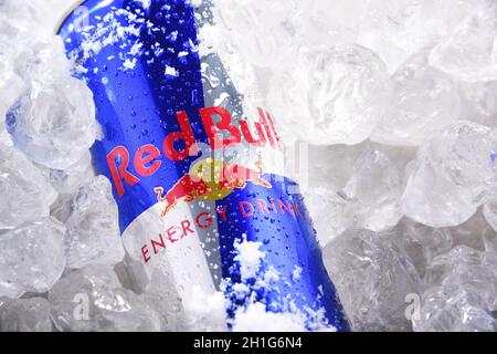 POSEN, POL - 10. JUN 2020: Dose Red Bull, ein Energy Drink, der von der 1987 gegründeten österreichischen Red Bull GmbH verkauft wird Stockfoto