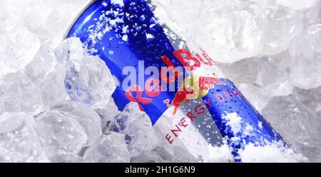 POSEN, POL - 10. JUN 2020: Dose Red Bull, ein Energy Drink, der von der 1987 gegründeten österreichischen Red Bull GmbH verkauft wird Stockfoto