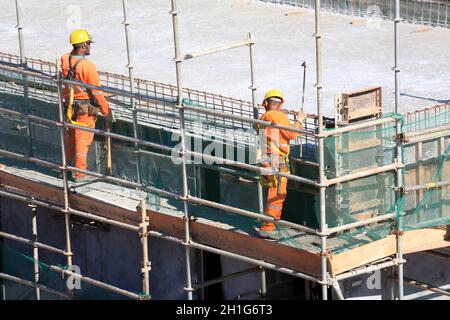 salvador, bahia / brasilien - 21. juli 2016: Arbeiter sind beim Bau der Linie 2 der U-Bahn von Salvador zu sehen. Die Arbeit wird vom CCR Bahia geleitet. Stockfoto