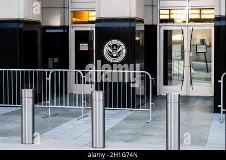 Washington, Usa. Oktober 2021. Schild des Department of Homeland Security an einem Gebäude der US-Einwanderungs- und Zollbehörde, das sich an der 500 12th Street SW, Washington, DC befindet. Kredit: SOPA Images Limited/Alamy Live Nachrichten Stockfoto