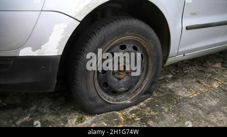 salvador, bahia / brasilien - 27. juni 2020: Leerer Reifen wird in einem verlassenen Fahrzeug in einer Eigentumswohnung in der Stadt Salvador gesehen. *** Ortsüberschrift *** Stockfoto