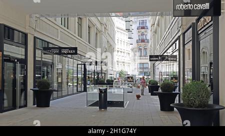 Wien, Österreich - 11. Juli 2015: Luxus-Markenshoppen in der Tuchlaubenhof-Straße in Wien, Österreich. Stockfoto