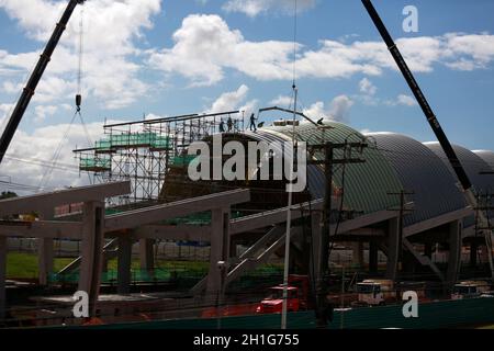 salvador, bahia / brasilien - 12. juli 2016: Arbeiter auf Dach und Bahnhof während des Baus der Linie 2 der Metro in der Stadt Salvador. Die Arbeit ist es Stockfoto