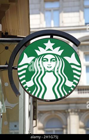 Wien, Österreich - 12. Juli 2015: Berühmte Starbucks Frau Schild am Gebäude in Wien, Österreich. Stockfoto