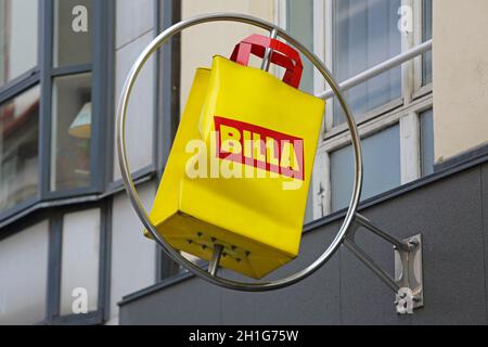 Wien, Österreich - 12. Juli 2015: Gelbes Taschenschild des Supermarket Billa in Wien, Österreich. Stockfoto