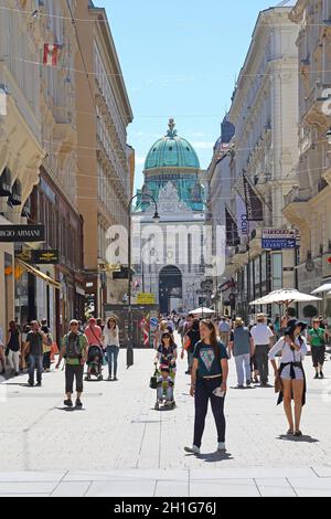 Wien, Österreich - 11. Juli 2015: Touristenrummel an der Kohlmarkt-Einkaufsstraße in Wien, Österreich. Stockfoto