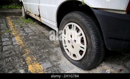 salvador, bahia / brasilien - 27. juni 2020: Leerer Reifen wird in einem verlassenen Fahrzeug in einer Eigentumswohnung in der Stadt Salvador gesehen. *** Ortsüberschrift *** Stockfoto