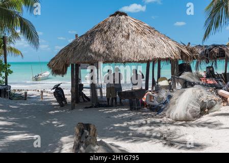 Fischer auf der mexikanischen karibikinsel holbox hängen ihre Netze auf Stockfoto