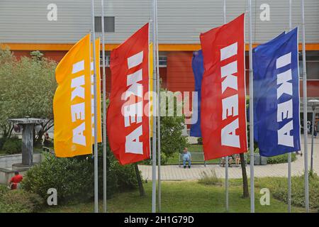 Budapest, Ungarn - 13. Juli 2015: Bunte Flaggen des schwedischen Ikea-Shops in Budapest, Ungarn. Stockfoto