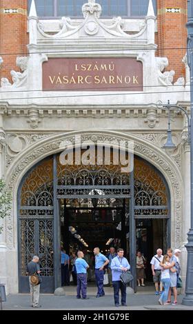Budapest, Ungarn - 13. Juli 2015: Käufer vor der zentralen Markthalle in Budapest, Ungarn. Stockfoto