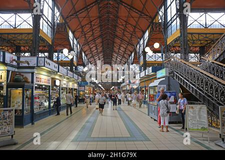 Budapest, Ungarn - 13. Juli 2015: Menschen Einkaufen in der Markthalle in Budapest, Ungarn. Stockfoto